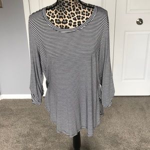 Black & white round neck top w/3/4 length sleeves